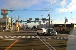 札幌市南区の交差点でありえない右折をした乗用車が直進車と勢いよく接触するドラレコ映像