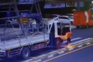 【衝撃】台湾でトラックに乗せている金属パイプが電線にひっかかり運転手が感電する映像