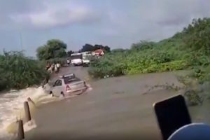 【恐怖】インドで洪水、冠水した道路を走った結果…