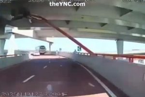 こんなの罠すぎる　高速道路を塗装していたチェリーピッカーにトラックが衝突　運転手は窓を突き破り遥か下へ