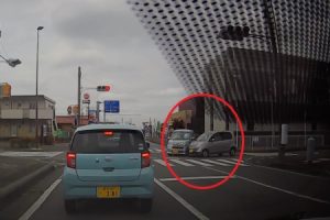 おばさん「青信号でしたよね？」群馬県伊勢崎市で信号無視した軽自動車のおばさんが突っ込む事故