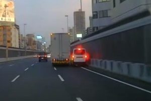 阪神高速1号環状線でトラックが急な車線変更→キャラ</div>
<div id=