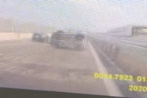 近畿自動車道で後ろから突っ込んできた軽自動車が壁に激突し横転する瞬間を捉えたドラレコ映像