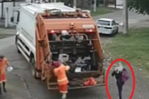 20歳の女の子がゴミ収集車に轢き殺される瞬間の映像