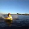 湖を走るボートにジェットスキーが突撃してくる瞬間を捉えた衝撃の映像