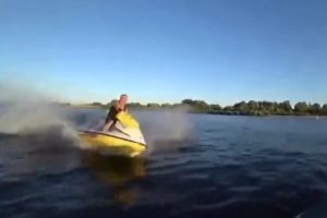 湖を走るボートにジェットスキーが突撃してくる瞬間を捉えた衝撃の映像