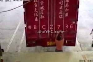 「オーライッ！オーライッ！」プチっ　トレーラートラックに潰される男の映像