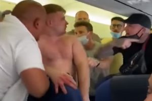 【衝撃】イギリス人がマスク着用巡り機内で大乱闘　　「ここには子供がいるんだぞ！」