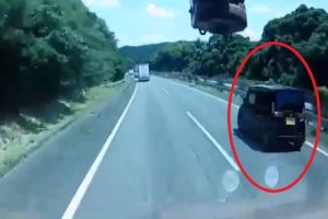飛ばし過ぎた軽自動車が突然車線変更してきたトラックに追突し横転してしまう映像