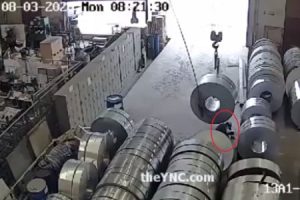 【衝撃】工場で倒れてきた巨大な金属に押しつぶされ息絶える労働者の映像