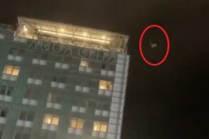 沖縄県那覇市前島３丁目の「ホテルアクアチッタナハ」の屋上から飛び降り自殺する男性の映像