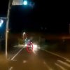 煽り運転をしていたセダンが前のトラックを追い抜こうとするも失敗し、対向車と衝突するドラレコ映像