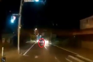 煽り運転をしていたセダンが前のトラックを追い抜こうとするも失敗し、対向車と衝突するドラレコ映像