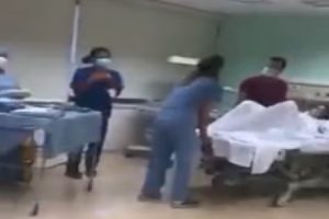 出産中にレバノンの爆発事故に巻き込まれた病院内の映像　これどうなったんだ・・・