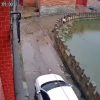 中国で池に落ちた子供が溺れ、それを助けようとした子供も溺れてしまう映像