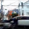 “信号無視した乗用車”に物凄い勢いで跳ねられるバイクを捉えたドラレコ映像