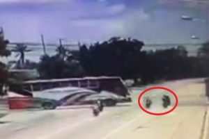 【衝撃】バスを牽引していたロープに気付かず突っ込んでいった３人の若者バイカーが死ぬ