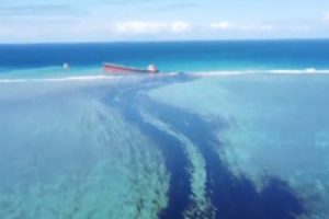 【衝撃】モーリシャスのターコイズブルーの海に浮かぶ重油　流出している様子が確認出来る映像