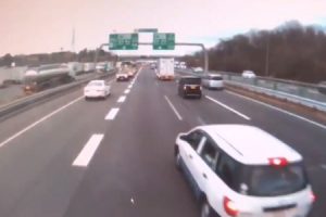 関西近畿道に暴走車現る・・・シビックが猛スピードで暴走し追突するドラレコ映像