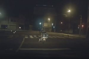 【衝撃】バイクと歩行者の接触事故の瞬間を捉えたドラレコ映像