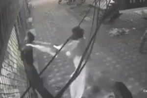 【衝撃】突然感電した友人をスカーフを使って救出するインド人の映像　