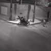 バイクで走っている二人組をカンフーキックで突き落とし、バイクを盗むヤバい奴の映像