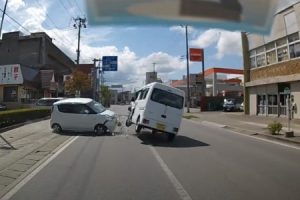 岩手県久慈市で、対向車の軽自動車が突然突っ込んできて正面衝突する瞬間を捉えたドラレコ映像