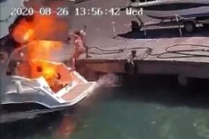 イタリアの港で燃料補給していたボートが突如爆発、女性が吹き飛ばされる映像