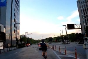 日比谷通りで道路のど真ん中を走るメチャクチャ危険な自転車乗りが発見されてしまう