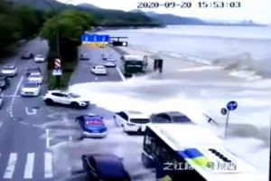 中国・銭塘江で潮流が逆流する自然現象「海嘯」により車が飲み込まれる衝撃の映像