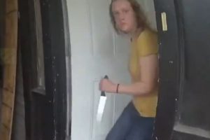 ドアを開けた瞬間女性が包丁で突き刺して来る恐怖映像　その後警官に射殺されるまでの一部始終