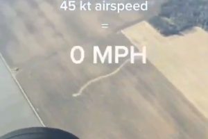 飛行機のスピードと向かい風が等しくになり静止しながら飛んでいる映像が何か凄い