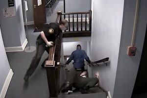 有罪判決を受けた男がダッシュで法廷から逃走　それを追いかけた警官が凄い勢いで階段から落ちる