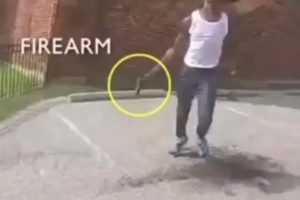 【衝撃】まさに撃つか撃たれるか　一瞬の差で警官が黒人を射殺する映像