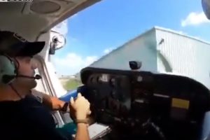 「うわあああああ！！！！！」学生パイロットがセスナの着陸後のコントロールに失敗し格納庫に突っ込む映像
