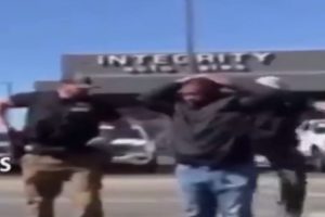 ＳＮＳ上に、米警察が無抵抗な黒人に蹴りをかまし逮捕する動画が新たに公開され話題に