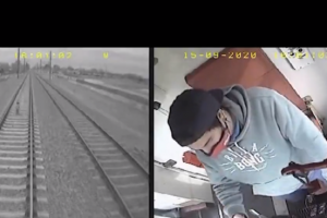 列車運転士が線路の上に小さな子供が居ることに気付きすぐに停車する事に成功する映像