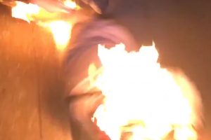 BLMデモで火炎瓶を投げようとした黒人がミスって自爆　自分が炎上してしまう映像