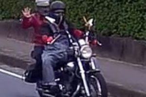 反対車線の手を振るお姉さんに気を取られたバイクが事故を起こす映像