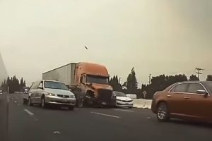 カリフォルニア州で暴走トラックが次々と乗用車に突っ込んでいく衝撃の映像
