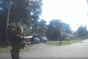 アメリカ警察のSWAT　9mmの拳銃を持ち歩いて逮捕状を無視した白人を射殺