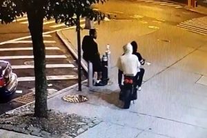 ニューヨークで黒人がいきなり原付に乗った2人組の黒人に射殺される