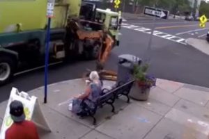 ゴミ収集車がアームでベンチを掴んでしまい、座っていた女性がぶっ飛ぶ・・・