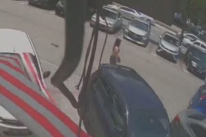 女性からバッグをひったくろうとしたバイクのおっさん、失敗して転倒しボコボコにされてしまう