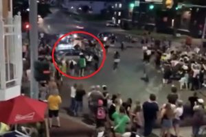 BLMの抗議者が道を塞ぎ渋滞　それにブチ切れた運転手が通りを回り込み抗議者の一団を轢き飛ばす