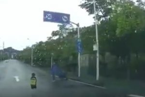 【衝撃】中国の親父、バイクから落ちた自分の娘を蹴り飛ばしてしまう・・・