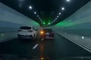 【衝撃】危険な追い越しをした車が即制裁されてしまうドラレコ映像