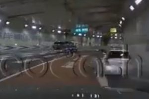 大橋ジャンクションで攻めた走りのeノートがカーキャリアートラックに衝突しクラッシュするドラレコ映像