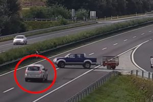 これは酷い　高速道路で間違えて逆走してしまった老人が運転する車が事故を起こす瞬間の映像