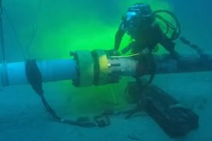 飽和潜水し、深海で作業を行うダイバー達の映像